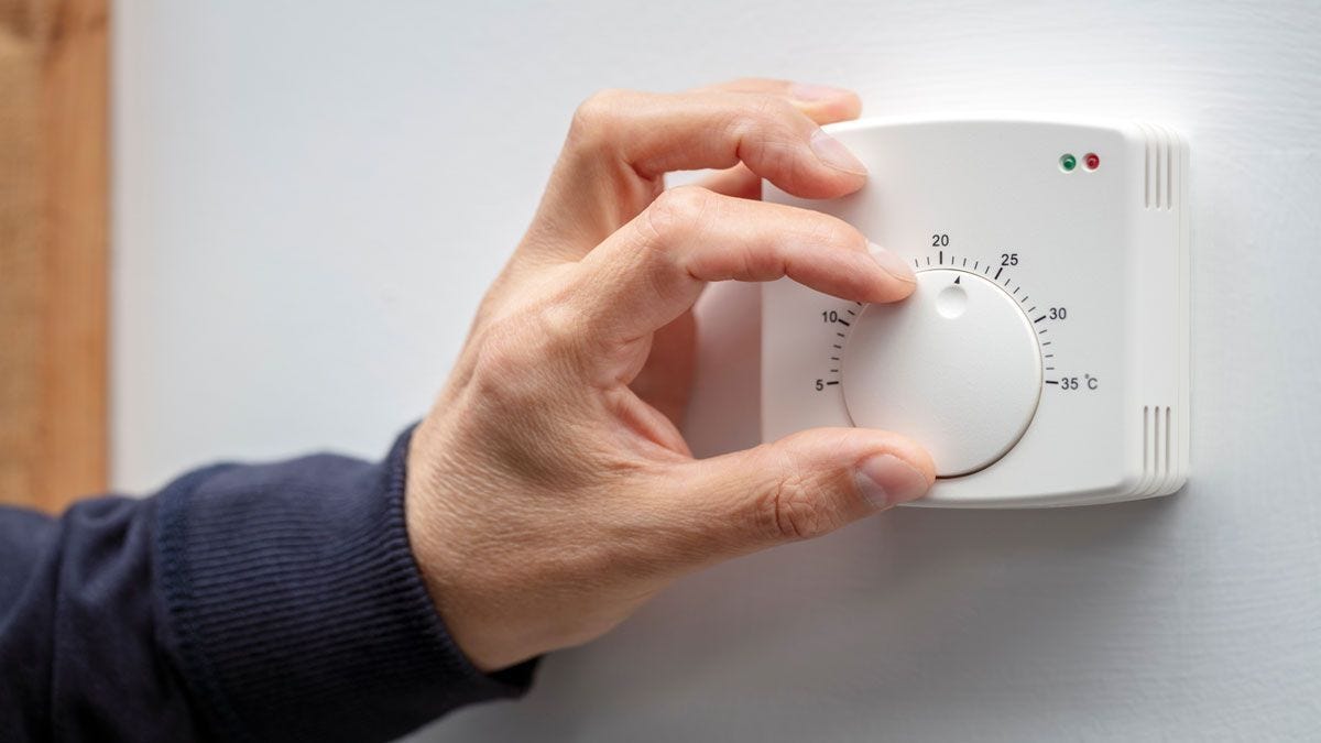 Adjusting the central heating thermostat