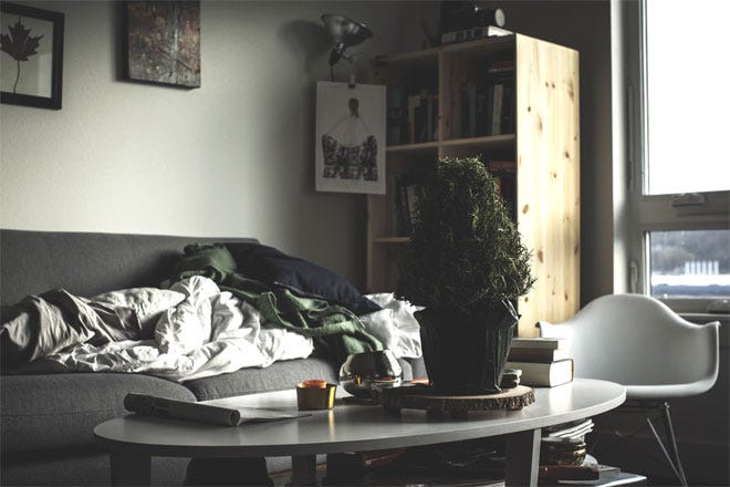 A cosy living room with a duvet on the sofa | Hygge | Unsplash.com